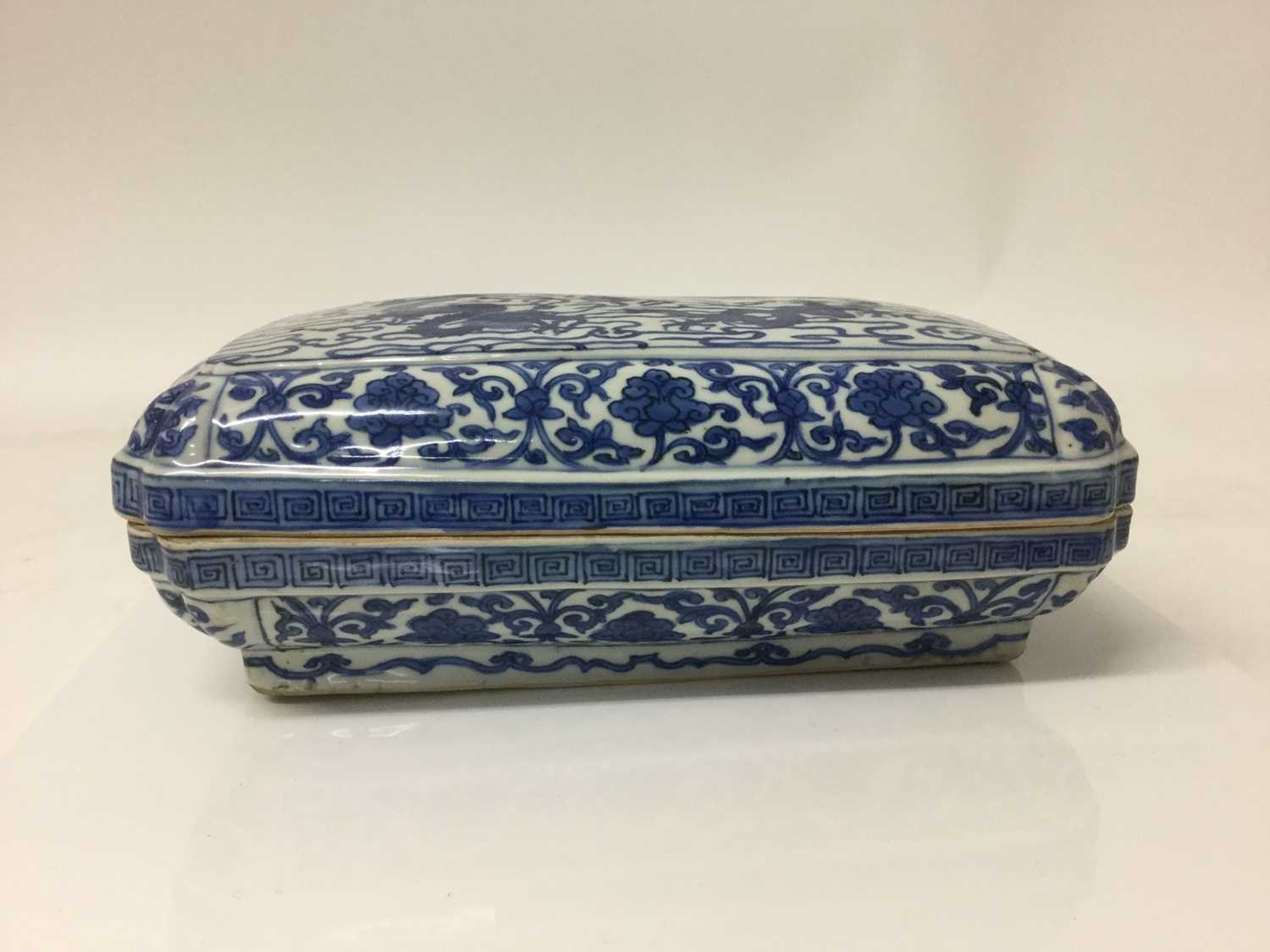 Chinese blue and white ‘Dragon’ box and cover, Wanli six-character mark - Bild 24 aus 50