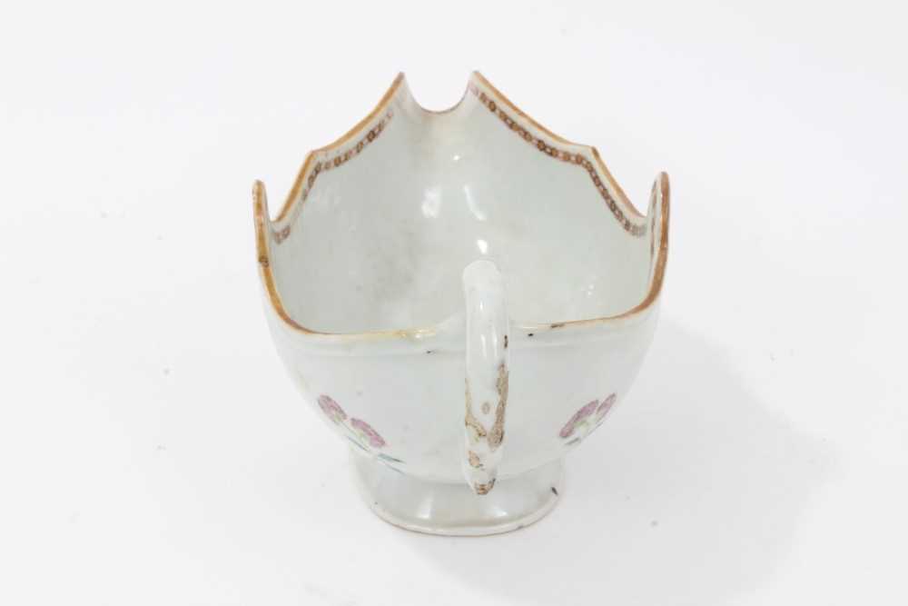 Antique 18th century Chinese famille rose Armorial porcelain sauce boat, the armorial painted on bot - Bild 4 aus 12