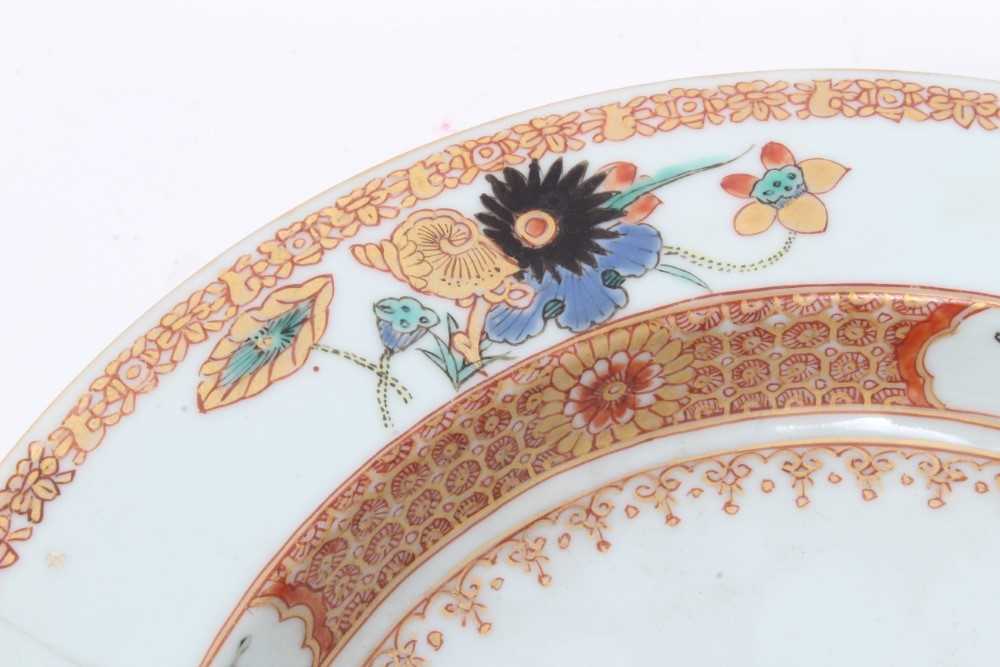 Good quality 18th century Chinese famille rose armorial porcelain dish, the centre painted with coat - Bild 6 aus 11