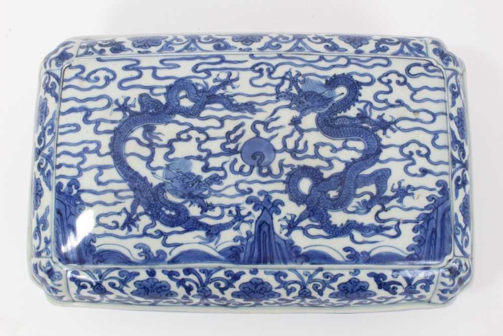 Chinese blue and white ‘Dragon’ box and cover, Wanli six-character mark - Bild 2 aus 50