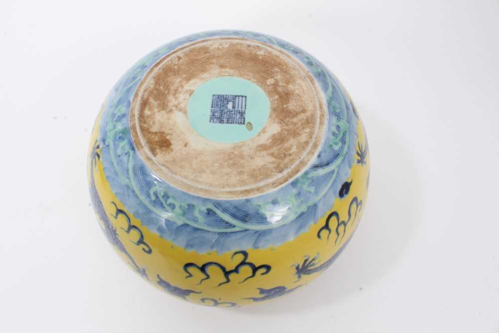 Chinese porcelain bowl with dragon decoration on a yellow ground - Bild 12 aus 17