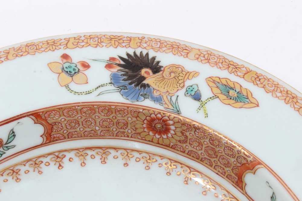 Good quality 18th century Chinese famille rose armorial porcelain dish, the centre painted with coat - Bild 8 aus 11