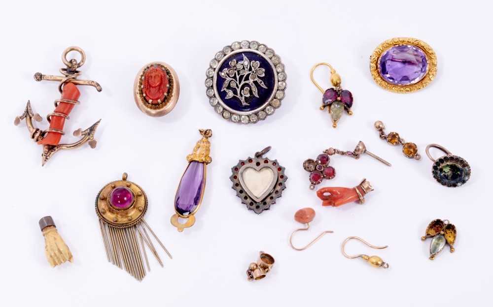 Group of sundry antique jewellery to include a Victorian amethyst brooch, paste and blue enamel broo