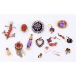 Group of sundry antique jewellery to include a Victorian amethyst brooch, paste and blue enamel broo