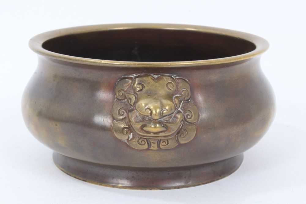 18th / 19th century Chinese bronze censer with lion mask handles, six-character Xuande mark to base - Bild 4 aus 11