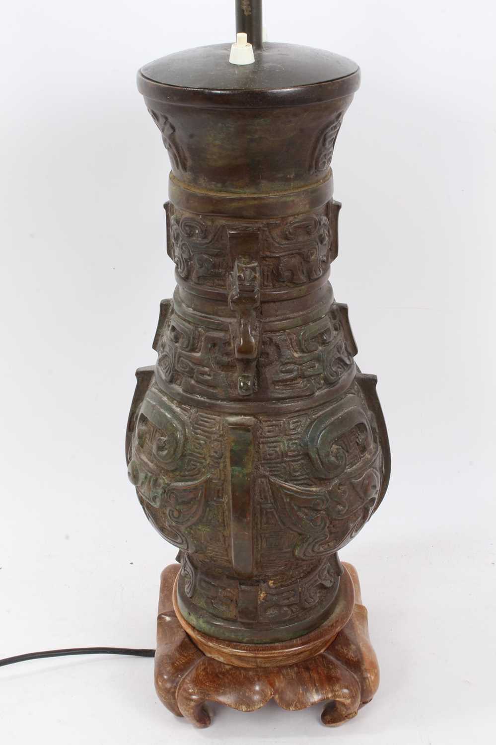 Chinese bronze vase of archaic form, converted to a table lamp - Bild 5 aus 5