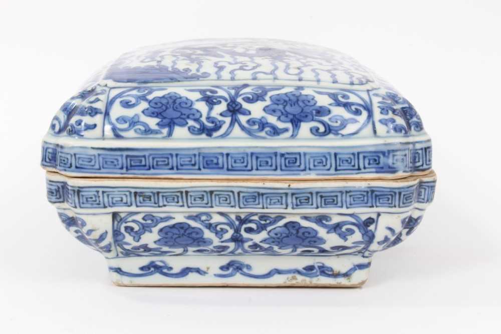 Chinese blue and white ‘Dragon’ box and cover, Wanli six-character mark - Bild 5 aus 50