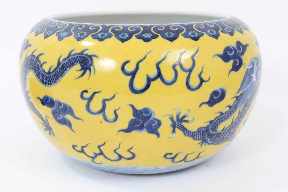 Chinese porcelain bowl with dragon decoration on a yellow ground - Bild 7 aus 17