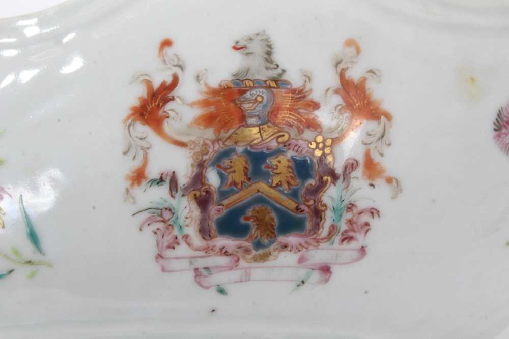 Antique 18th century Chinese famille rose Armorial porcelain sauce boat, the armorial painted on bot - Bild 7 aus 12