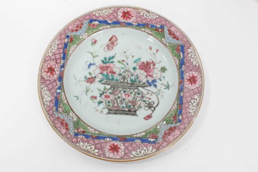 Four 18th century Chinese famille rose porcelain dishes, including two painted with flowers, another - Bild 7 aus 28