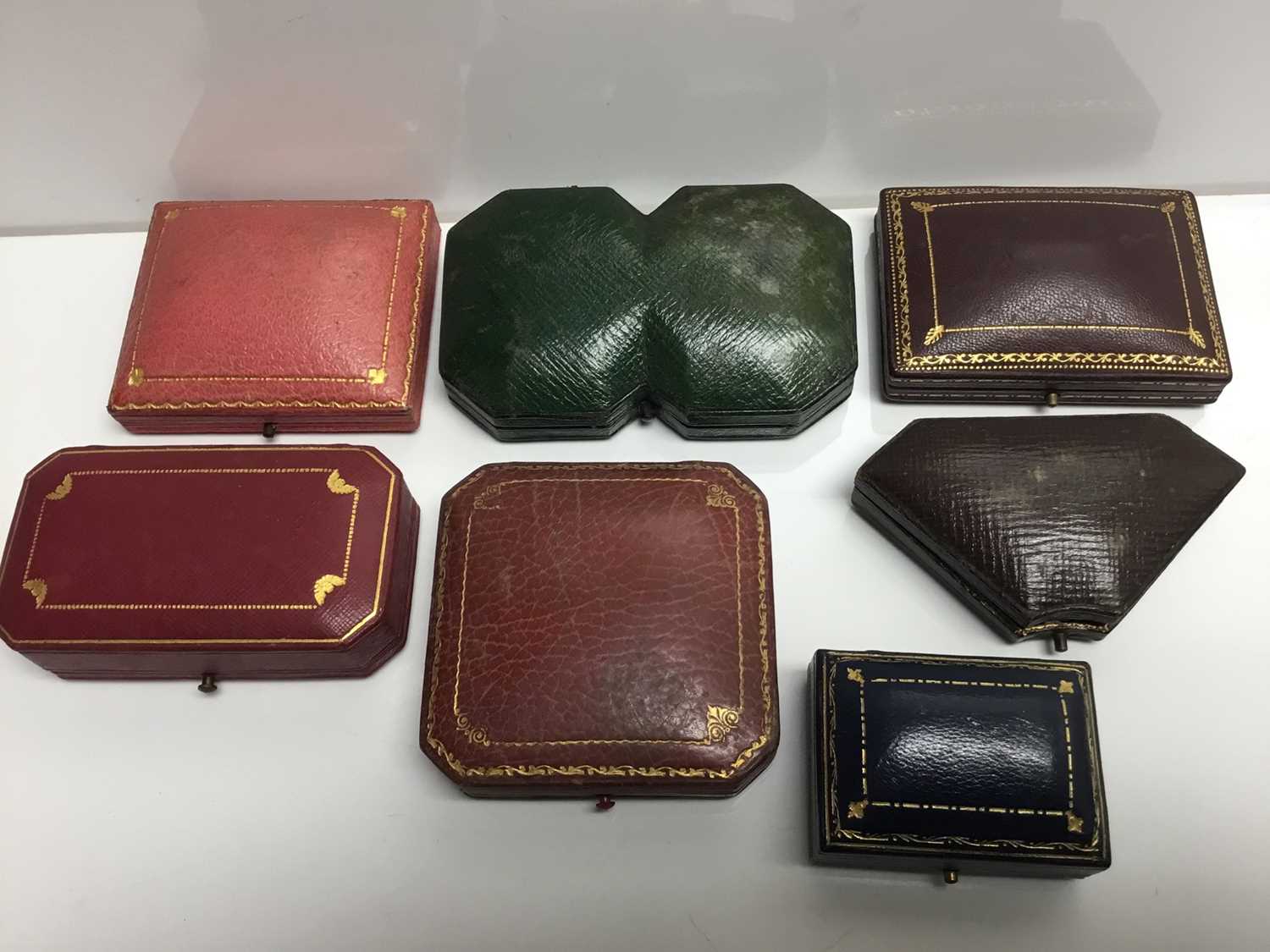 Group of 7 good quality antique and vintage leather jewellery boxes to include a Cartier box possibl - Image 4 of 4