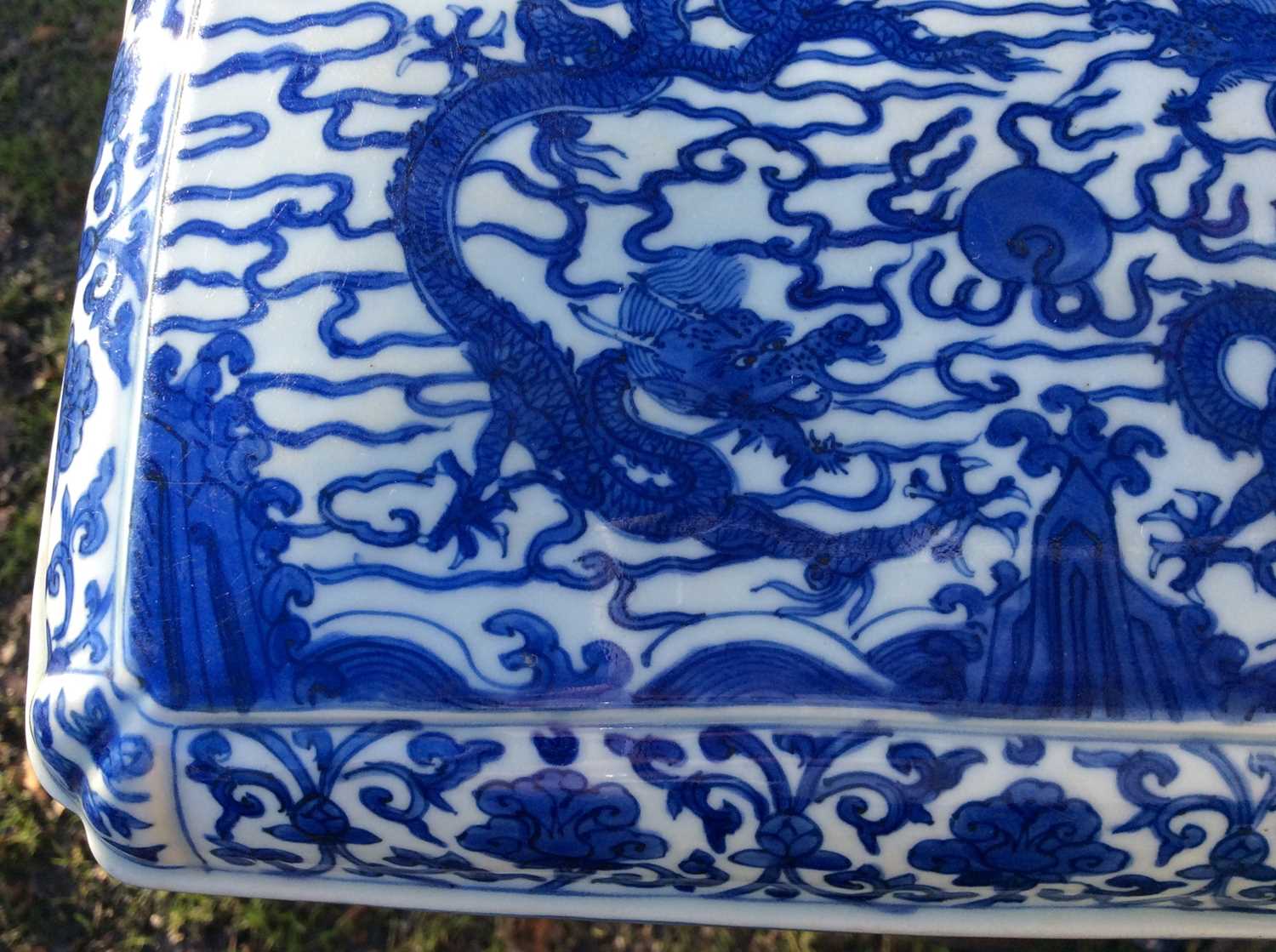 Chinese blue and white ‘Dragon’ box and cover, Wanli six-character mark - Bild 33 aus 50