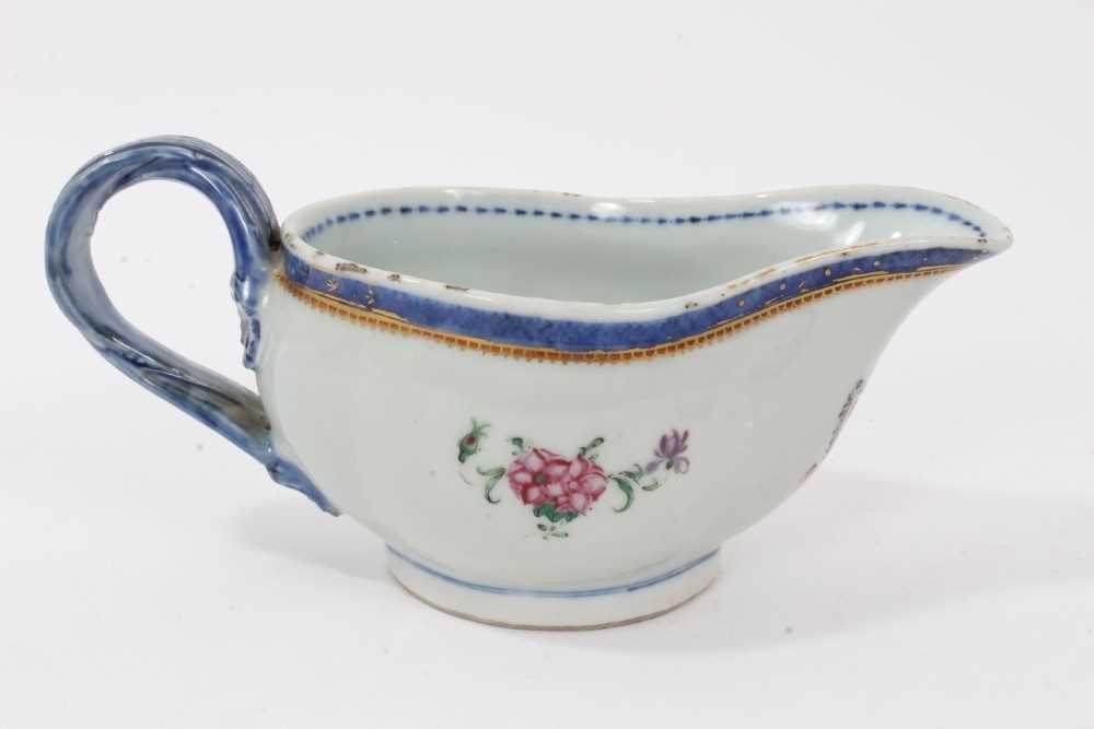 Antique Chinese famille rose Armorial porcelain sauce boat, c.1800, the armorial at the front with m - Bild 3 aus 10