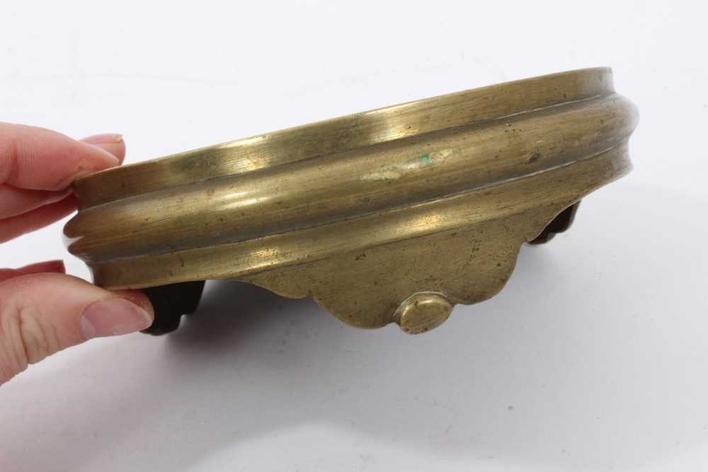 19th century Chinese bronze tripod censer on stand, with lion mask handles - Bild 10 aus 11