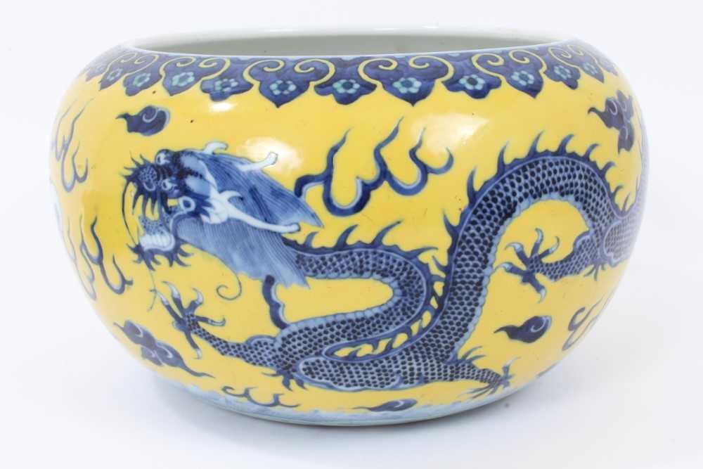 Chinese porcelain bowl with dragon decoration on a yellow ground - Bild 5 aus 17