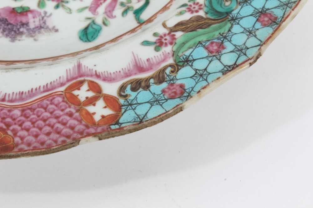 Four 18th century Chinese famille rose porcelain dishes, including two painted with flowers, another - Bild 5 aus 28