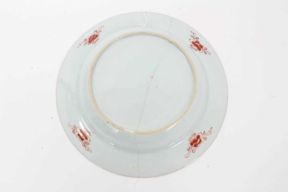 Good quality 18th century Chinese famille rose armorial porcelain dish, the centre painted with coat - Bild 9 aus 11