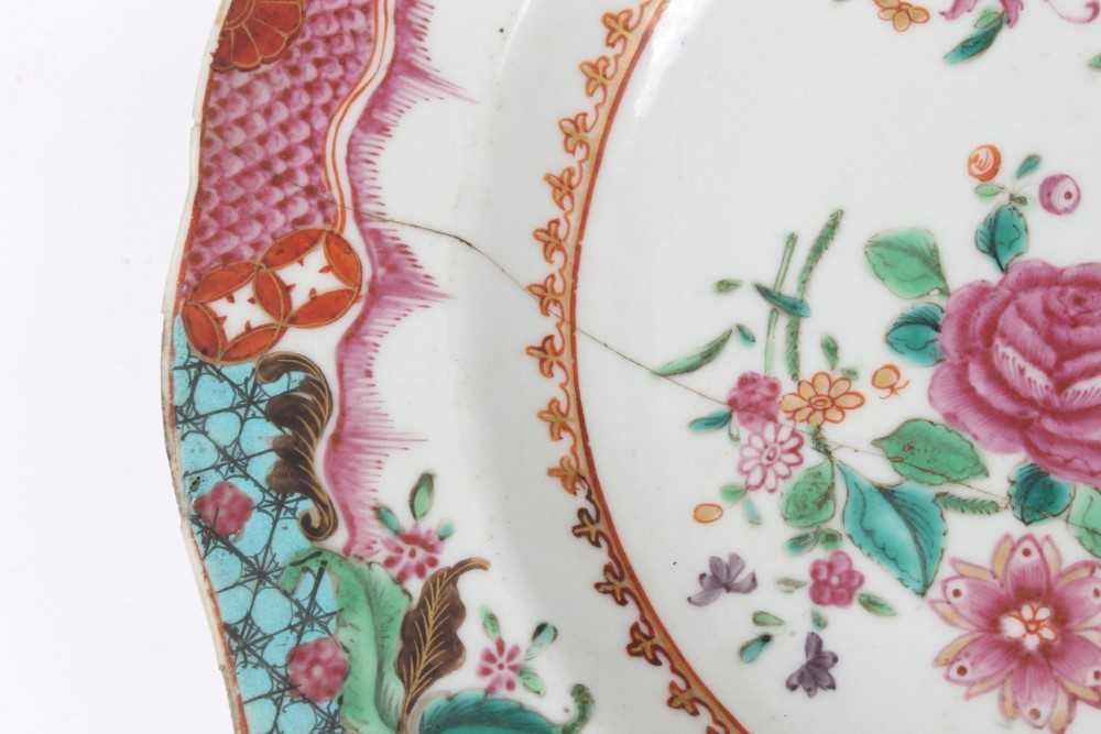 Four 18th century Chinese famille rose porcelain dishes, including two painted with flowers, another - Bild 3 aus 28