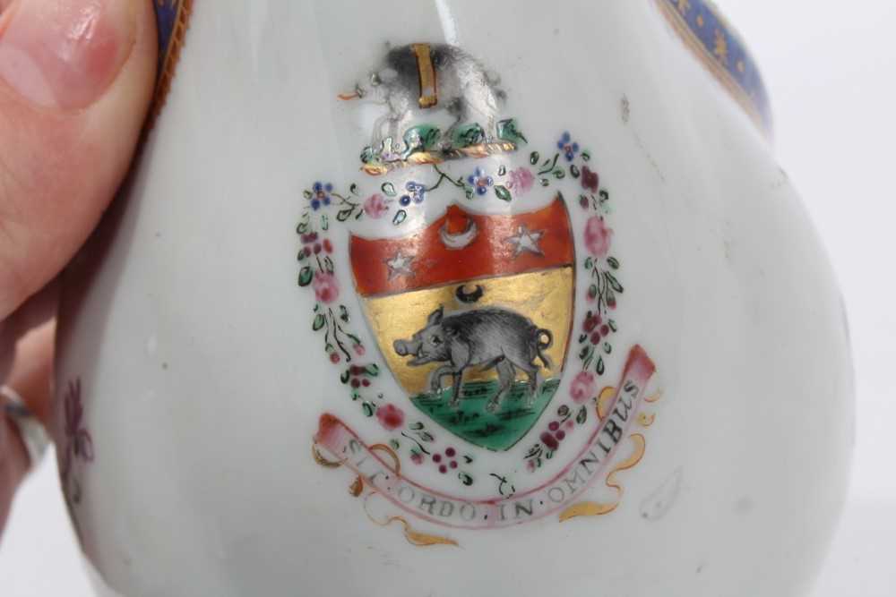 Antique Chinese famille rose Armorial porcelain sauce boat, c.1800, the armorial at the front with m - Bild 7 aus 10