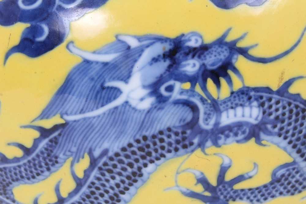 Chinese porcelain bowl with dragon decoration on a yellow ground - Bild 8 aus 17