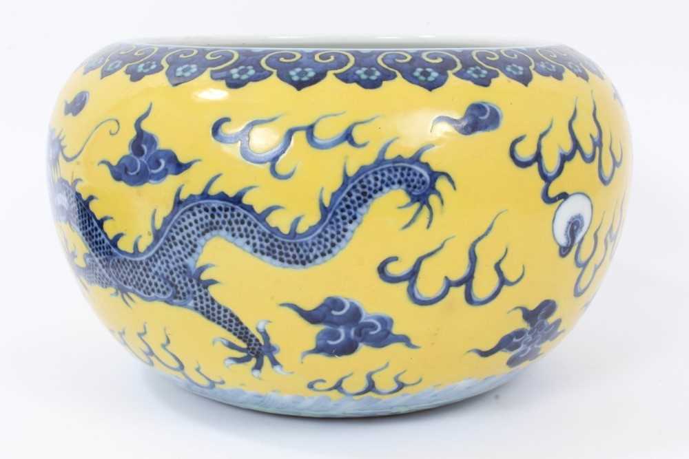 Chinese porcelain bowl with dragon decoration on a yellow ground - Bild 3 aus 17