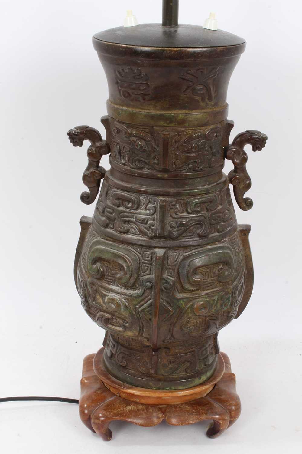 Chinese bronze vase of archaic form, converted to a table lamp - Bild 4 aus 5