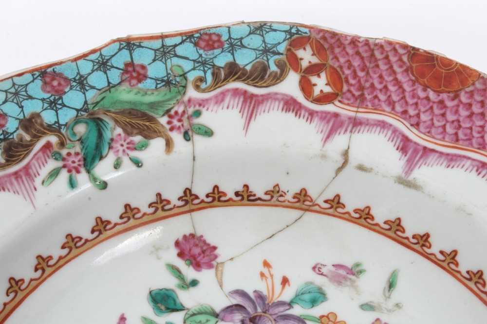 Four 18th century Chinese famille rose porcelain dishes, including two painted with flowers, another - Bild 4 aus 28