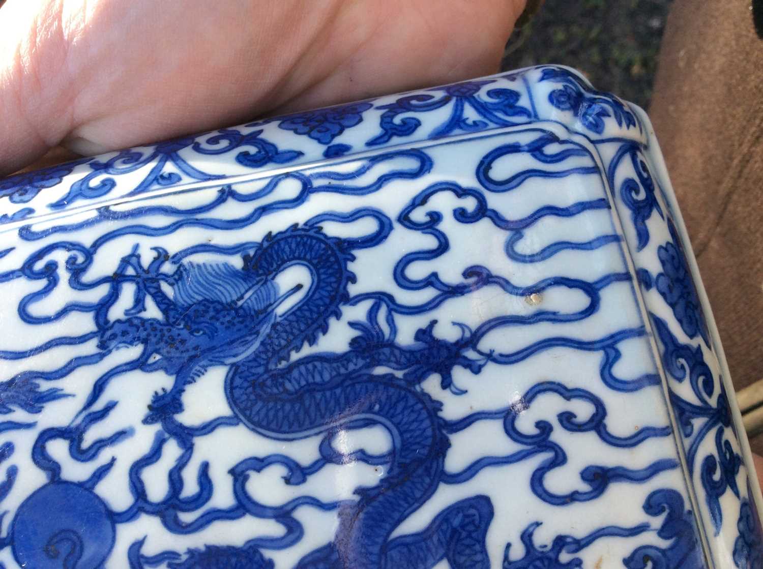 Chinese blue and white ‘Dragon’ box and cover, Wanli six-character mark - Bild 34 aus 50