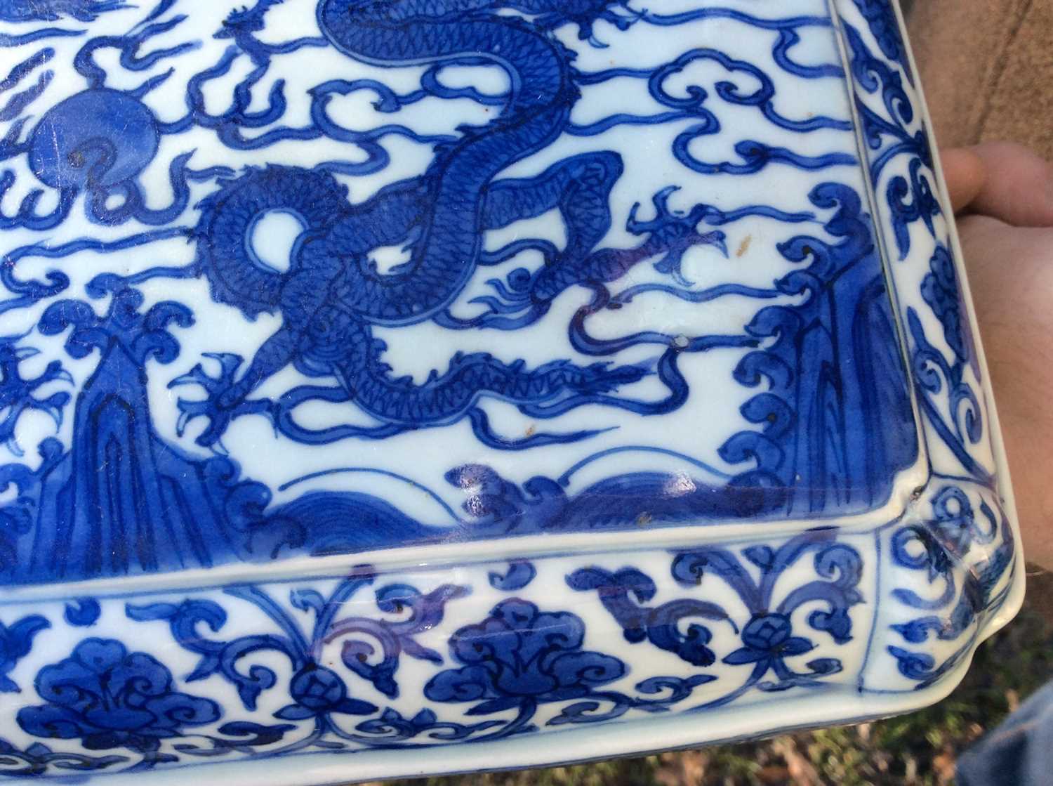 Chinese blue and white ‘Dragon’ box and cover, Wanli six-character mark - Bild 35 aus 50