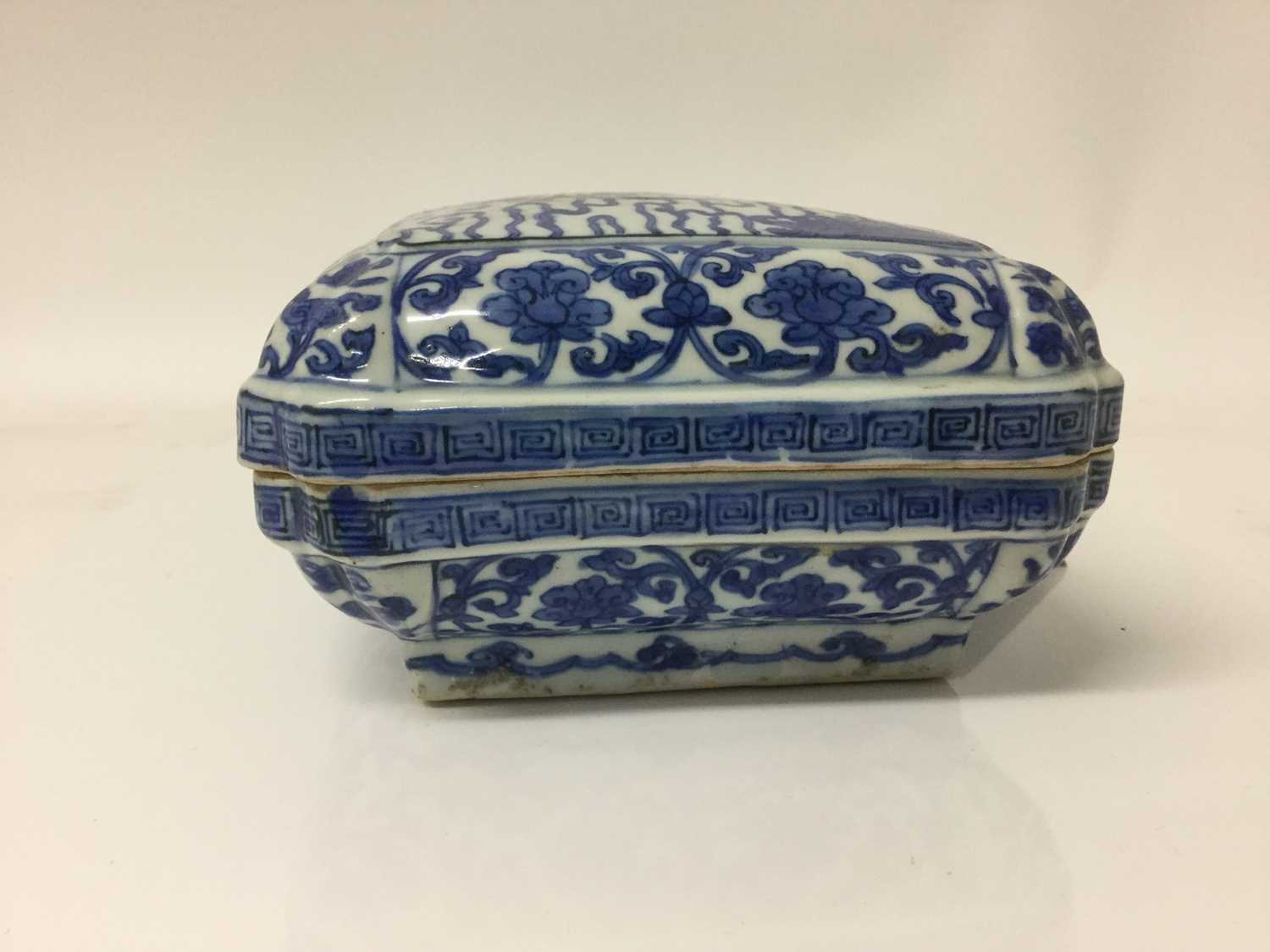 Chinese blue and white ‘Dragon’ box and cover, Wanli six-character mark - Bild 23 aus 50