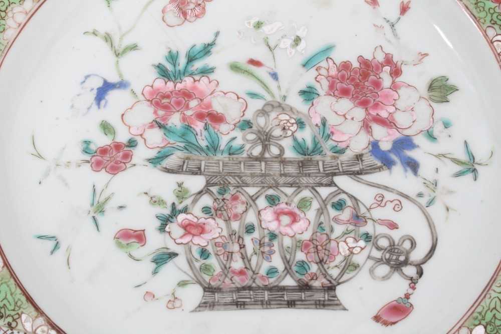 Four 18th century Chinese famille rose porcelain dishes, including two painted with flowers, another - Bild 8 aus 28