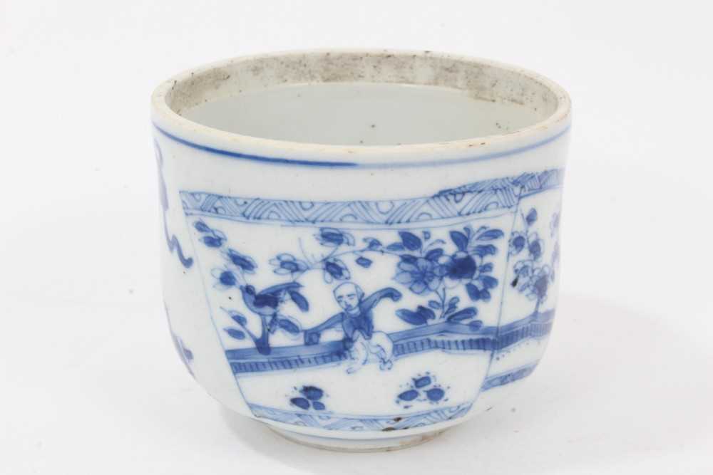 An 18th century Chinese blue and white tea bowl, a beaker and a bowl - Image 7 of 16