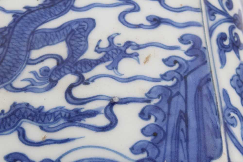 Chinese blue and white ‘Dragon’ box and cover, Wanli six-character mark - Bild 20 aus 50