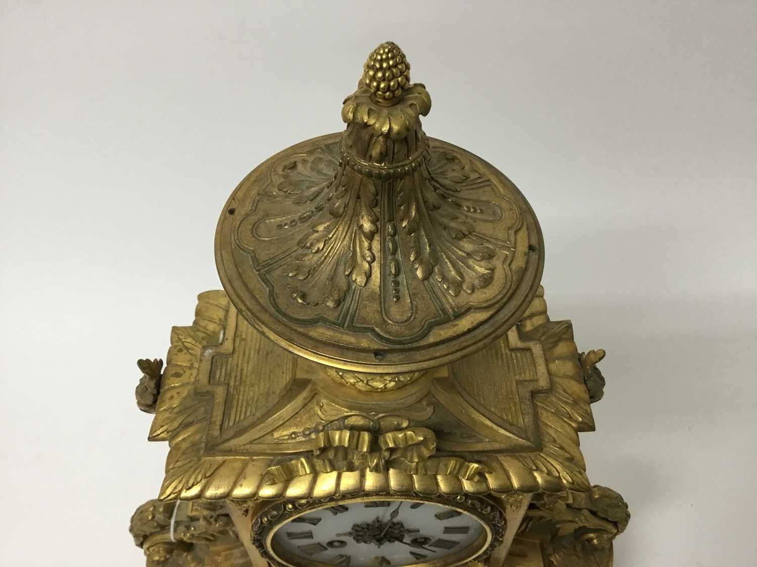 Good quality 19th century French Ormolu and White alabaster mantel clock - Image 2 of 10