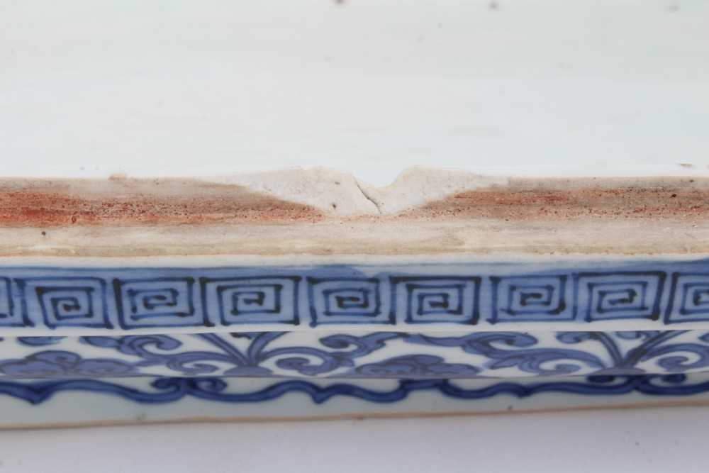 Chinese blue and white ‘Dragon’ box and cover, Wanli six-character mark - Bild 10 aus 50