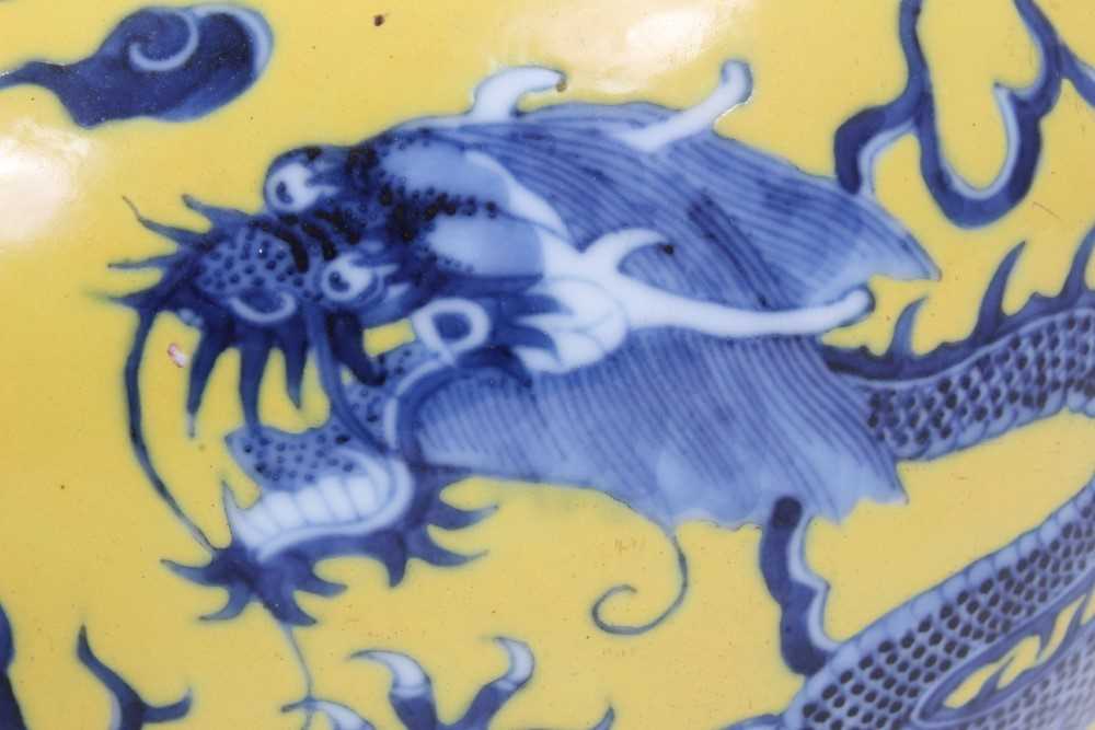 Chinese porcelain bowl with dragon decoration on a yellow ground - Bild 9 aus 17