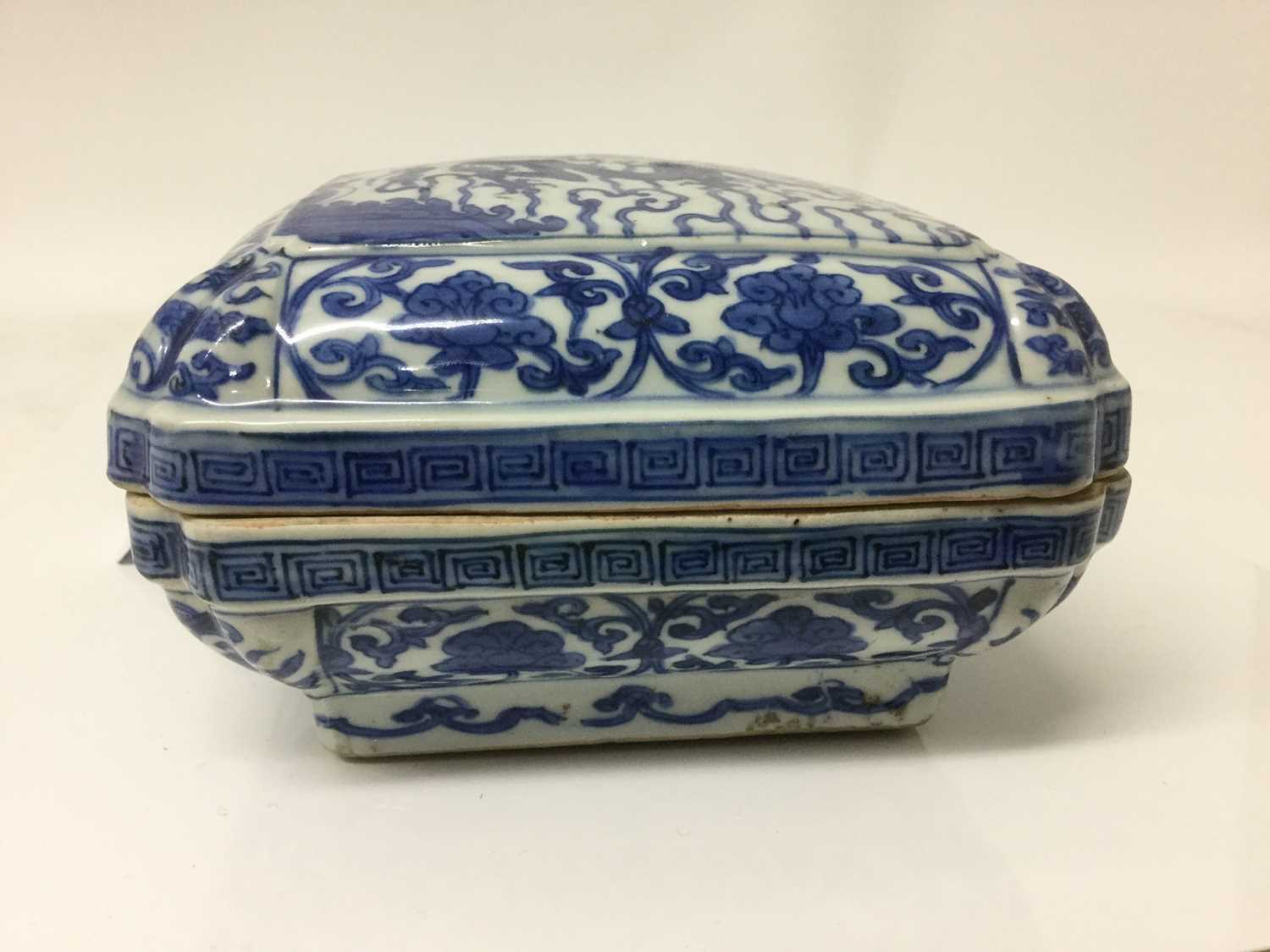 Chinese blue and white ‘Dragon’ box and cover, Wanli six-character mark - Bild 25 aus 50