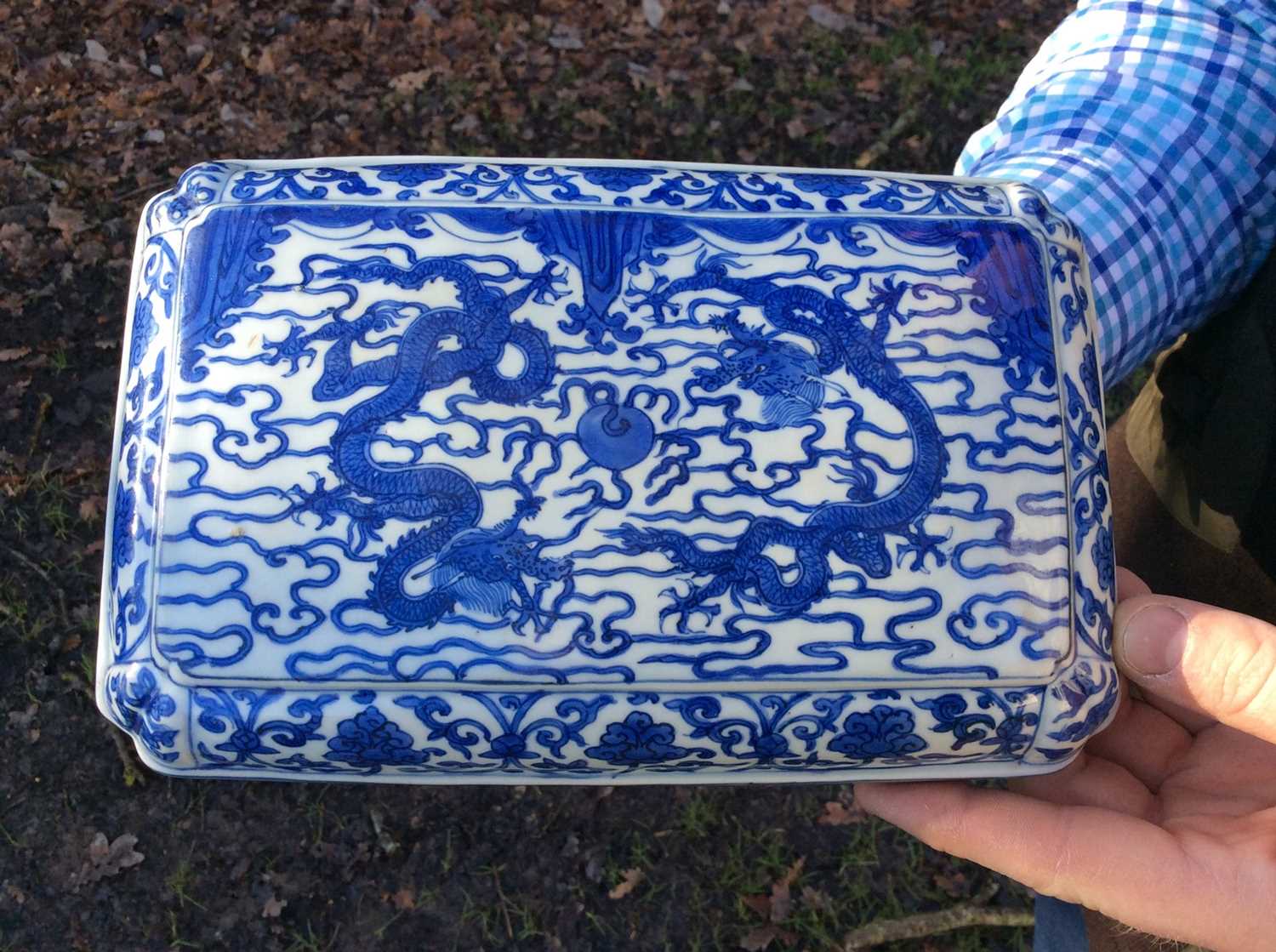 Chinese blue and white ‘Dragon’ box and cover, Wanli six-character mark - Bild 37 aus 50
