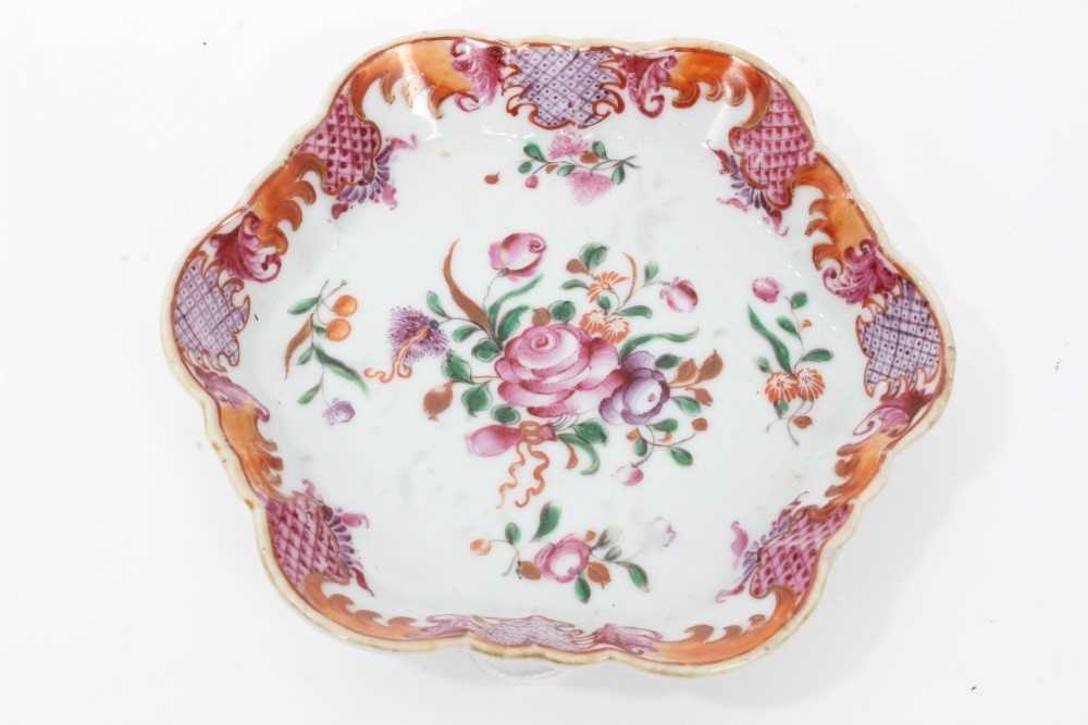 Two 18th century Chinese famille rose porcelain dishes, painted with floral sprays, 12cm and 14cm ac - Bild 4 aus 5