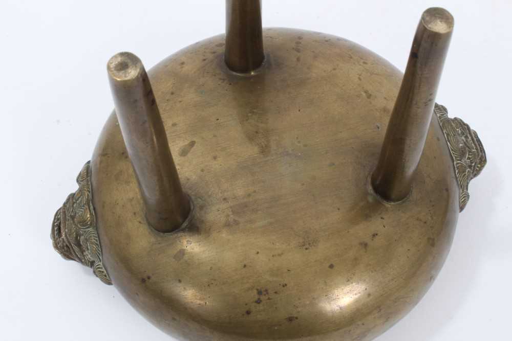 19th century Chinese bronze tripod censer on stand, with lion mask handles - Bild 8 aus 11