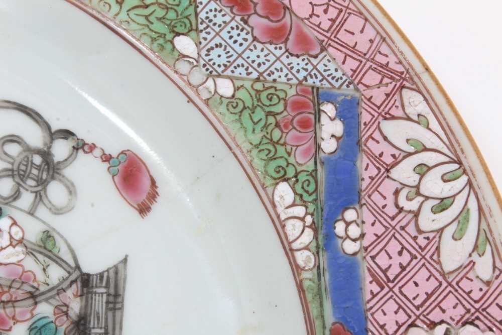 Four 18th century Chinese famille rose porcelain dishes, including two painted with flowers, another - Bild 13 aus 28