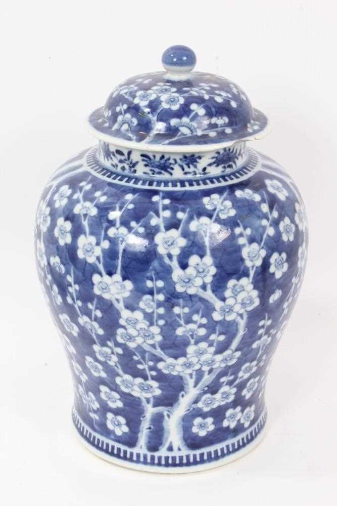 Large antique 19th century Chinese blue and white porcelain ginger jar and cover, painted with prunu - Bild 3 aus 10