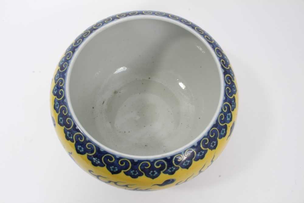 Chinese porcelain bowl with dragon decoration on a yellow ground - Bild 10 aus 17