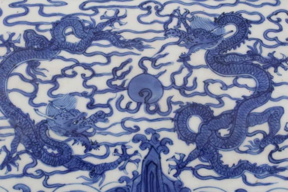 Chinese blue and white ‘Dragon’ box and cover, Wanli six-character mark - Bild 3 aus 50