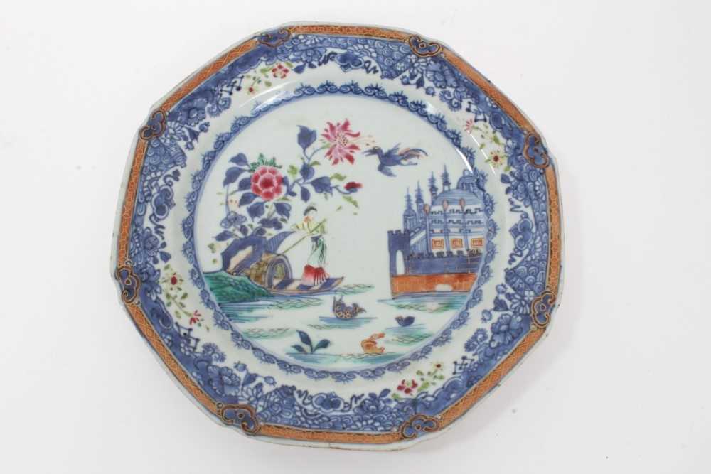 Four 18th century Chinese famille rose porcelain dishes, including two painted with flowers, another - Bild 25 aus 28