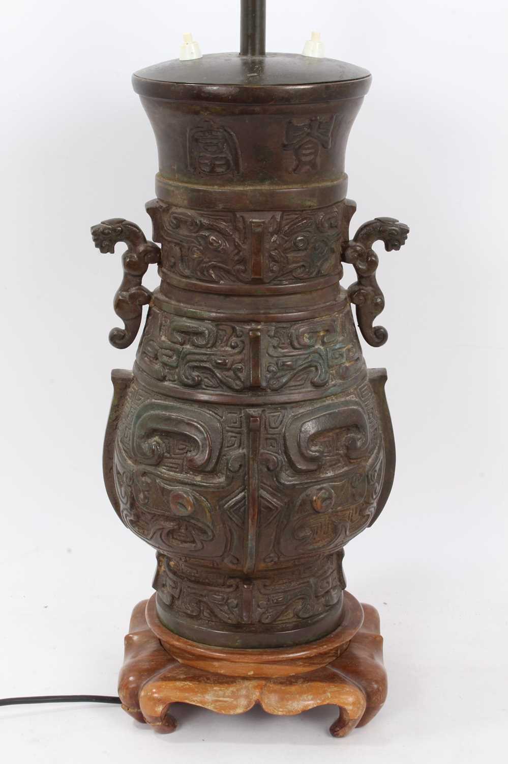 Chinese bronze vase of archaic form, converted to a table lamp - Bild 2 aus 5