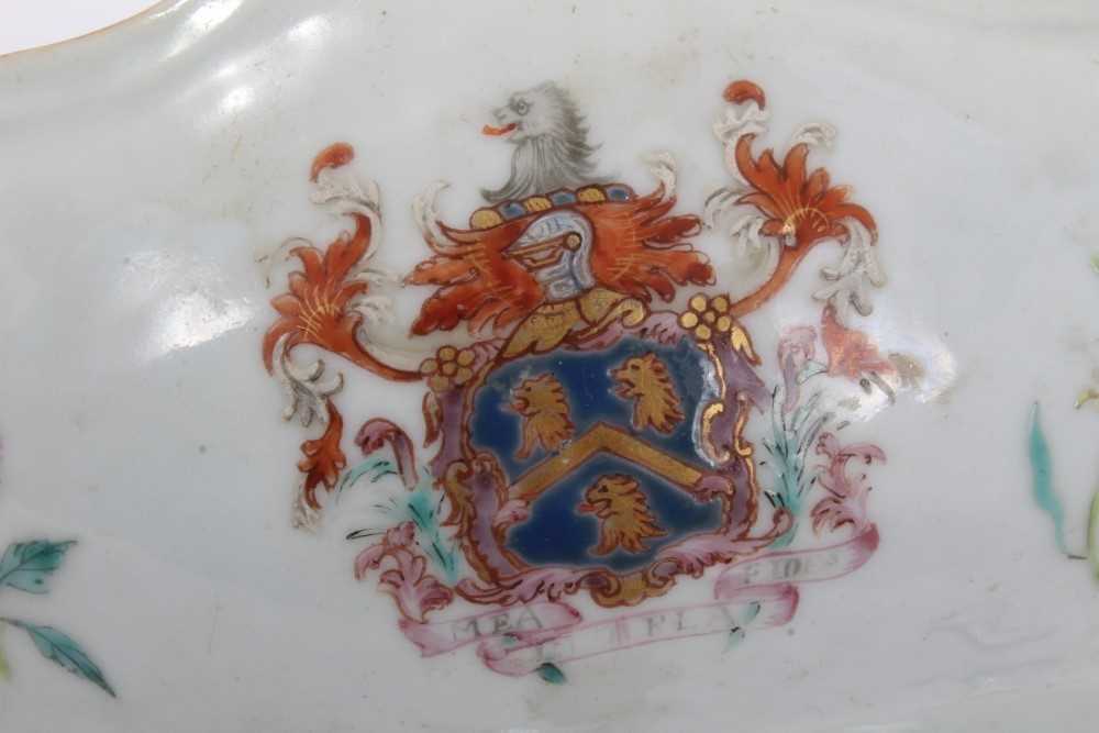 Antique 18th century Chinese famille rose Armorial porcelain sauce boat, the armorial painted on bot - Bild 9 aus 12