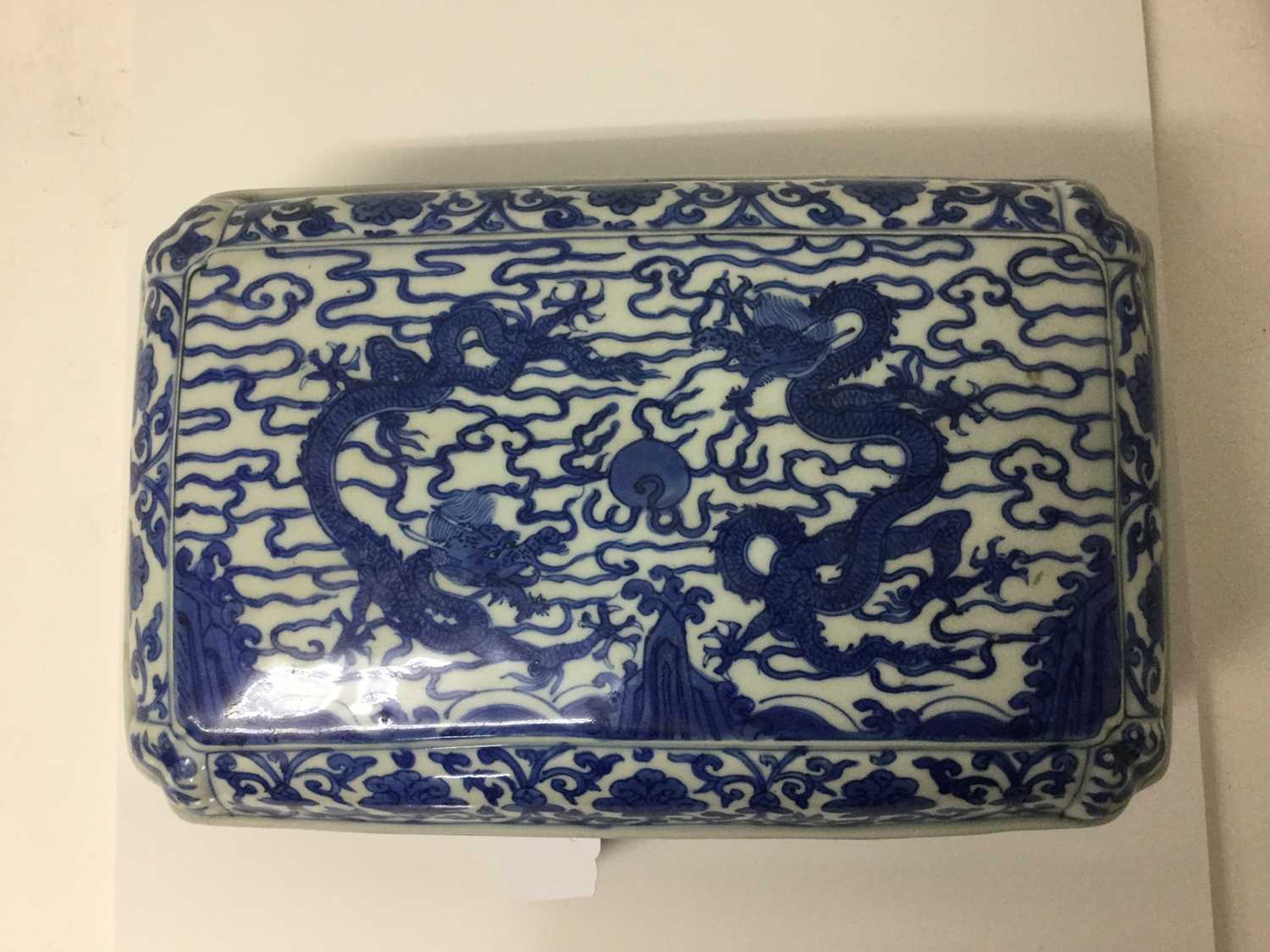 Chinese blue and white ‘Dragon’ box and cover, Wanli six-character mark - Bild 21 aus 50