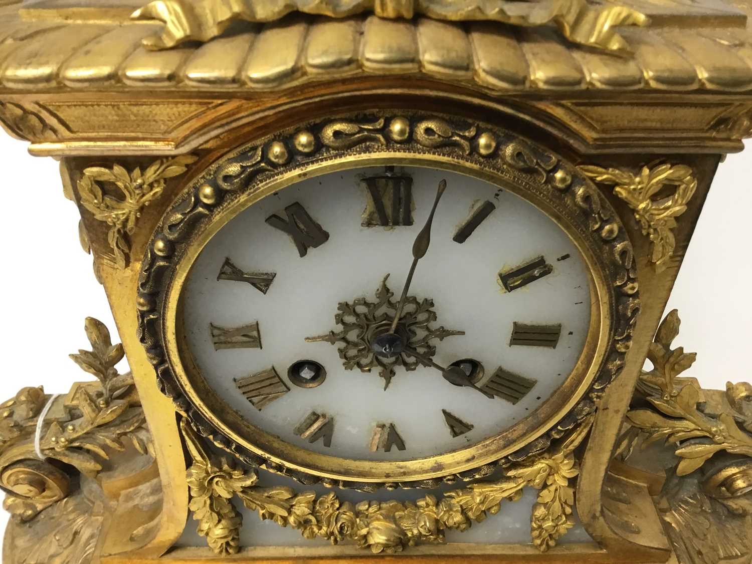 Good quality 19th century French Ormolu and White alabaster mantel clock - Image 3 of 10