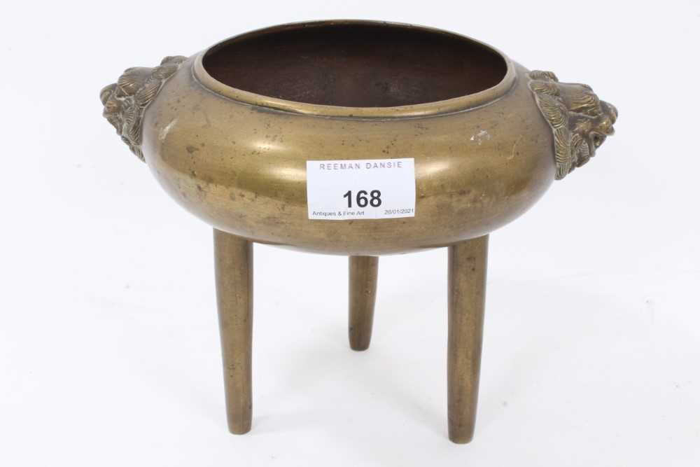 19th century Chinese bronze tripod censer on stand, with lion mask handles - Bild 4 aus 11